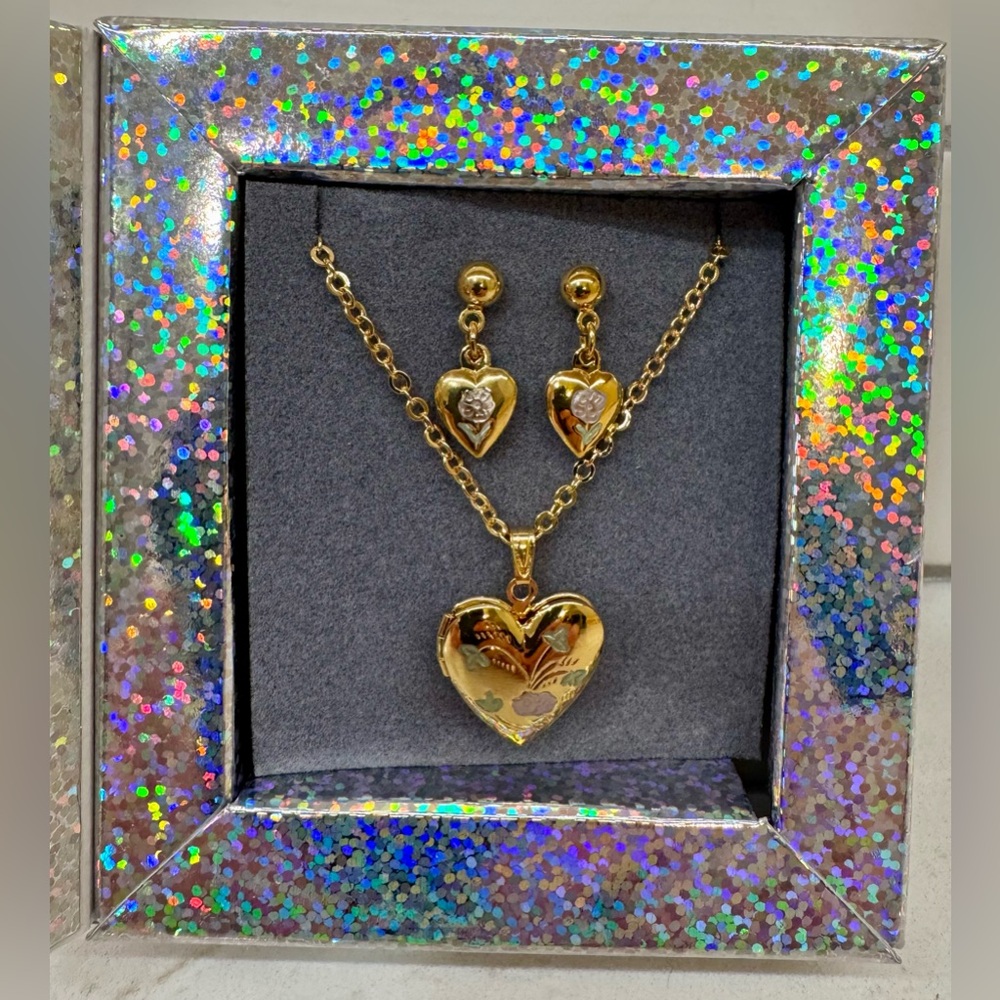 🌸 Vintage Avon NIB Kids’ Gold-Tone Floral Heart Locket & Earrings Set 🌟